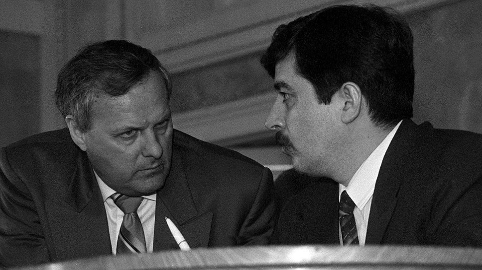 Вице-премьер правительства России Сергей Шахрай (справа) и мэр Санкт-Петербурга Анатолий Собчак (слева) во время совещания 
