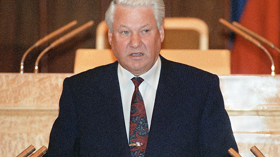 Президент России Борис Ельцин на сессии во время выступления  