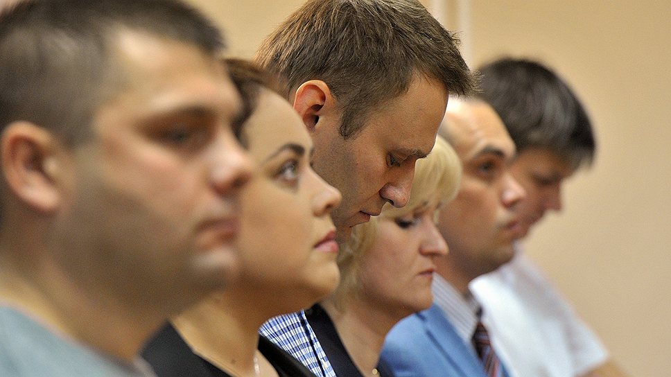 Председатель Координационного совета оппозиции (КСО) Алексей Навальный (в центре), обвиняемый в растрате имущества "Кировлеса", во время заседания Ленинского суда. Ленинский суд Кирова приговорил А.Навального к пяти годам лишения свободы с отбыванием наказания в колонии общего режима 
