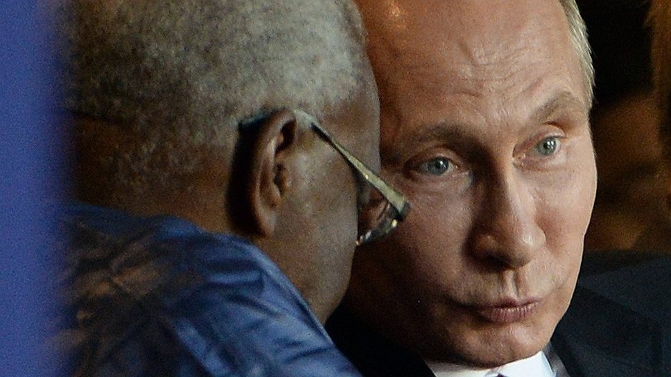 Глава Международной ассоциации легкоатлетических федераций (IAAF) Ламин Диак (слева), президент России Владимир Путин (второй слева) и президент Международного олимпийского комитета Жак Рогге (в центре) на церемонии открытия XIV чемпионата мира по легкой атлетике 2013 года на Большой спортивной арене (БСА) "Лужники"