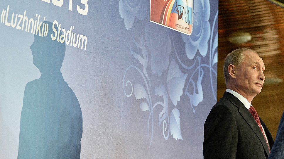 Президент России Владимир Путин (слева) и глава Международной ассоциации легкоатлетических федераций (IAAF) Ламин Диак (справа) на церемонии открытия XIV чемпионата мира по легкой атлетике 2013 года на Большой спортивной арене (БСА) "Лужники"