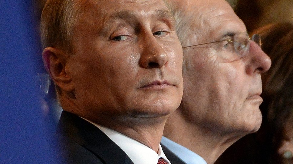 Президент России Владимир Путин (слева) и президент Международного олимпийского комитета Жак Рогге (справа) на церемонии открытия XIV чемпионата мира по легкой атлетике 2013 года на Большой спортивной арене (БСА) "Лужники"