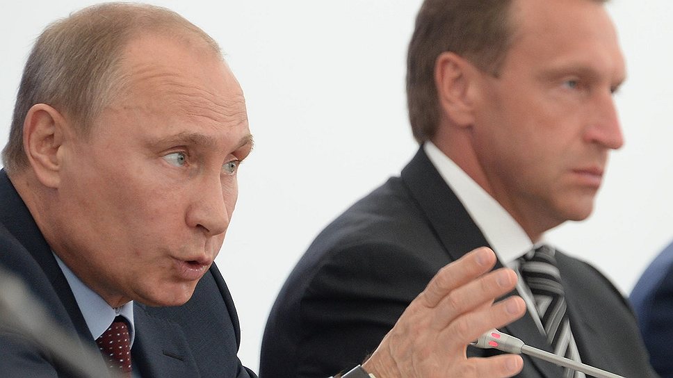 Президент России Владимир Путин (слева) и первый заместитель председателя правительства России Игорь Шувалов (справа) во время совещания "О реализации проектов развития транспортной инфраструктуры Москвы и Московской области"
