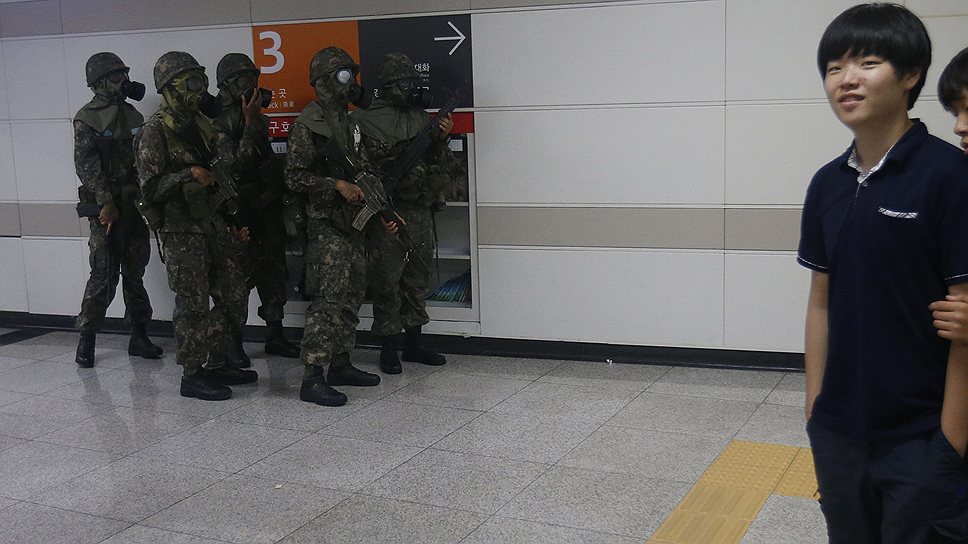«Контртеррористическая операция» в метро Сеула, которая является составной частью маневров) 