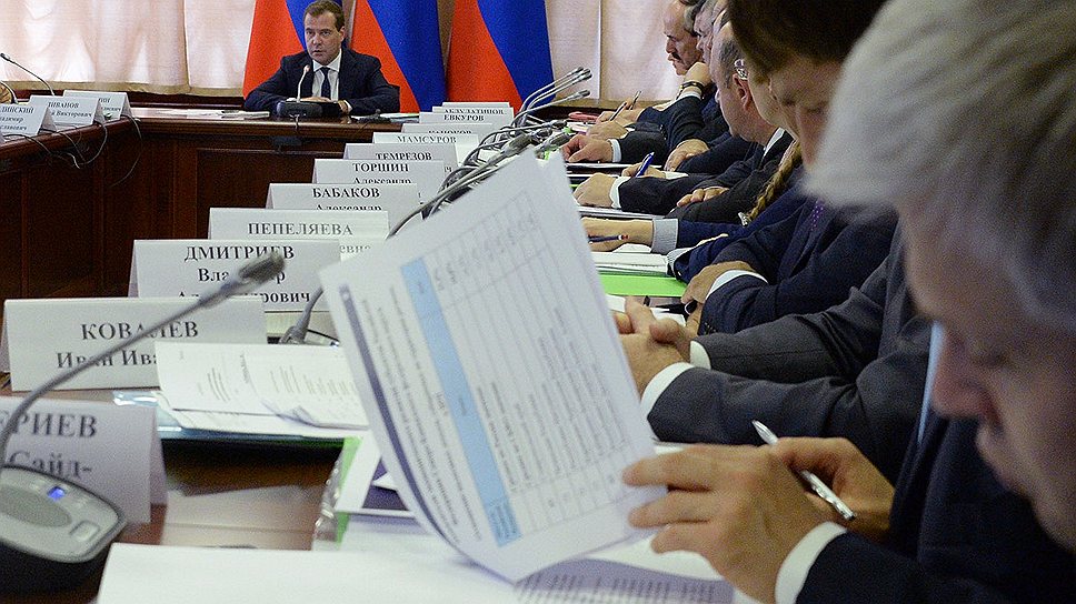 Визит председателя правительства России Дмитрия Медведева в Пятигорск. Председатель правительства России Дмитрий Медведев (в центре) на заседании правительственной комиссии по вопросам социально-экономического развития Северо-Кавказского федерального округа