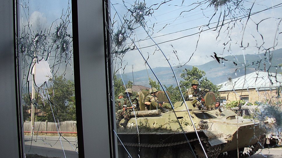 Цхинвал. Военная техника на улицах города. 