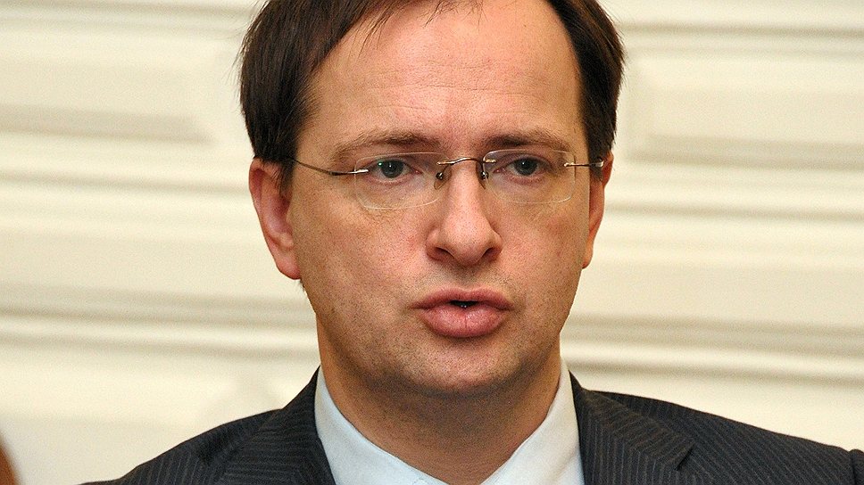 Вот помещение, на стенах видео — Кремль, Иван Грозный убивает своего сына, Петр I венчается на царство. А в самом конце — маленькая иконка, которую целовал еще сам Иван Грозный 