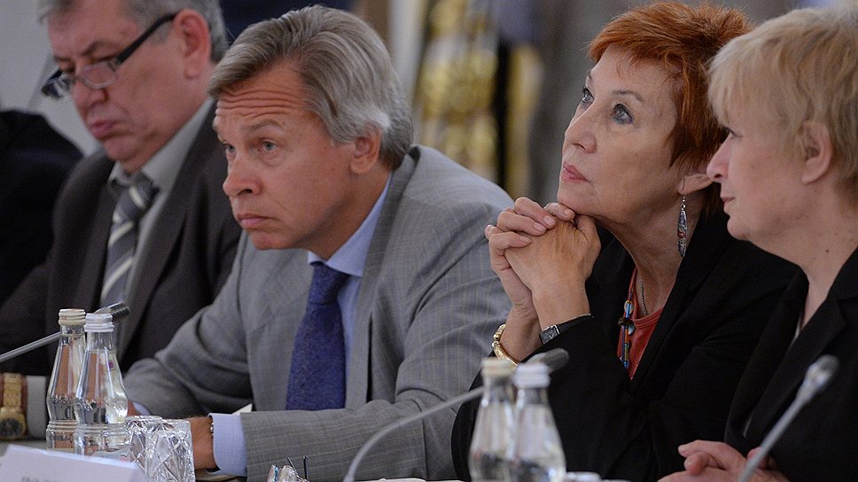 Глава думского комитета Алексей Пушков (на фото — второй слева) призвал правозащитников принять заявление в защиту Сирии, хотят они этого или нет  