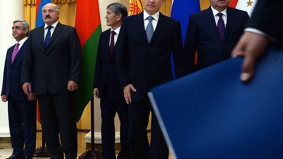 Президенты стран ОДКБ не выглядели вчера воодушевленными. Возможно, на их настроение повлияла мрачноватая дождливая погода в Сочи. Слева направо: президент Армении Серж Саргсян, президент Белоруссии Александр Лукашенко, президент Киргизии Алмазбек Атамбаев, президент России Владимир Путин, президент Таджикистана Эмомали Рахмон  