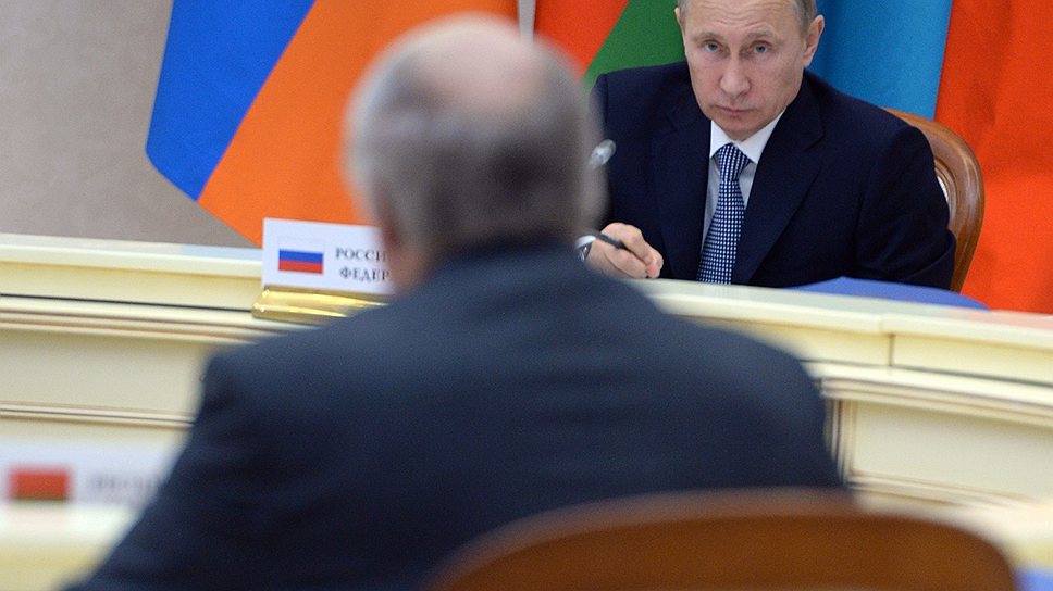 Между тем Александр Лукашенко, по данным «Ъ», уже несколько дней отдыхает в санатории «Беларусь» (между резиденцией «Бочаров ручей» и санаторием «Русь», где проходил саммит) и накануне добился встречи с Владимиром Путиным 