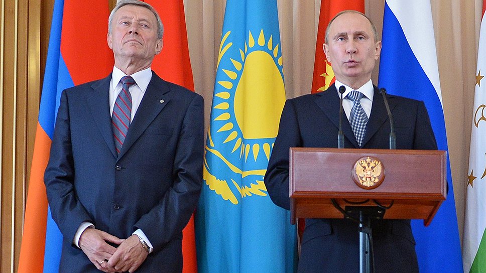 Генеральный секретарь Организации договора о коллективной безопасности (ОДКБ) Николай Бордюжа (cлева) и президент России Владимир Путин  