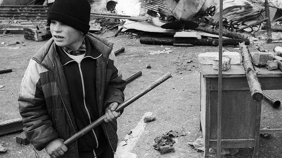 Массово оружие не было роздано ни защитникам Верховного совета, ни сторонникам Бориса Ельцина, и кто попало вооружался чем попало 