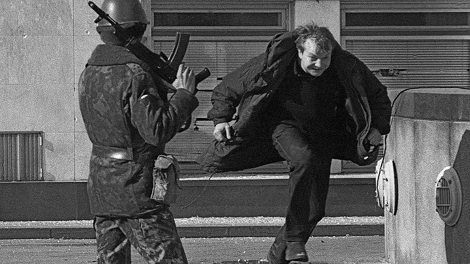 Белый дом был блокирован ОМОНом более чем за неделю до штурма, с 24 сентября 1993 года  