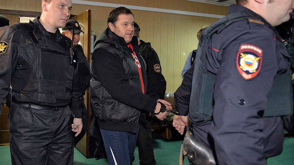 Председатель правления ЗАО "Новые Черемушки" Магомед Чурилов (в центре), обвиняемый в организации незаконной миграции, перед началом рассмотрения дела в Пресненском суде 