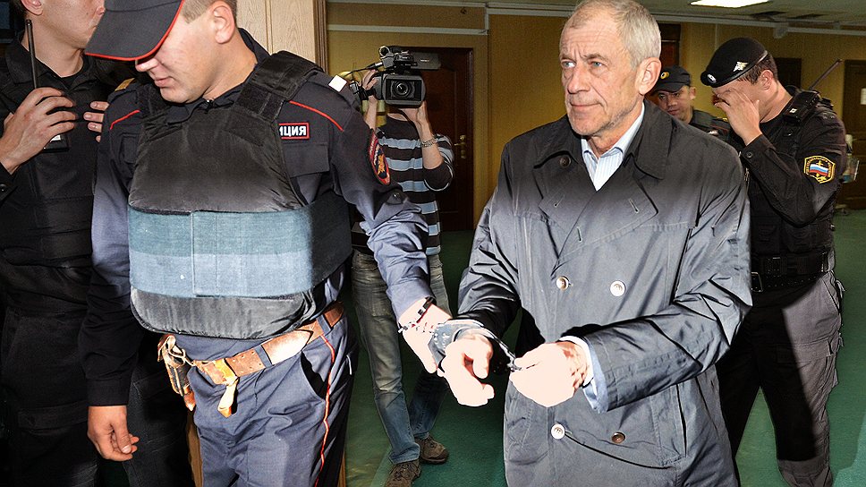 Генеральный директор агентства, осуществлявшего охрану овощебазы "Новые Черемушки" Виктор Котелевский (cправа), перед началом рассмотрения дела в Пресненском суде 