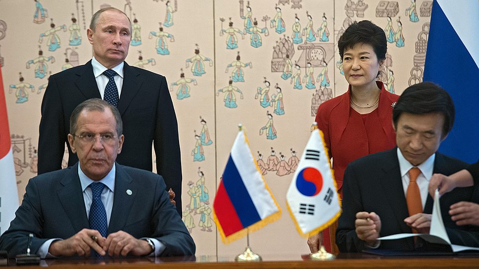 Слева направо: министр иностранных дел России Сергей Лавров, президент России Владимир Путин и президент Республики Корея Пак Кын Хе во время подписания документов о сотрудничестве в различных сферах 