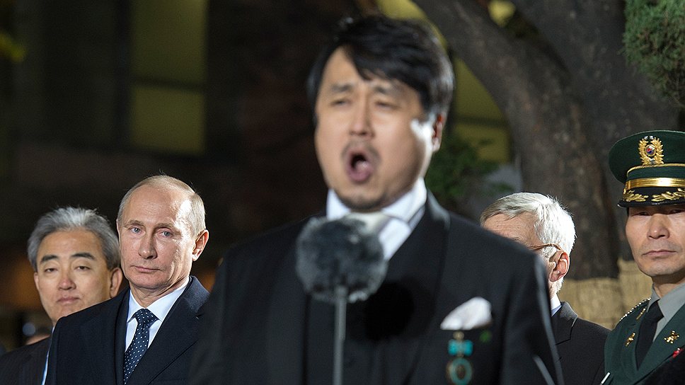 Официальный визит президента России Владимира Путина в Южную Корею. Президент России Владимир Путин (слева) на церемонии открытия памятника русскому поэту А.С. Пушкину в Сеуле 