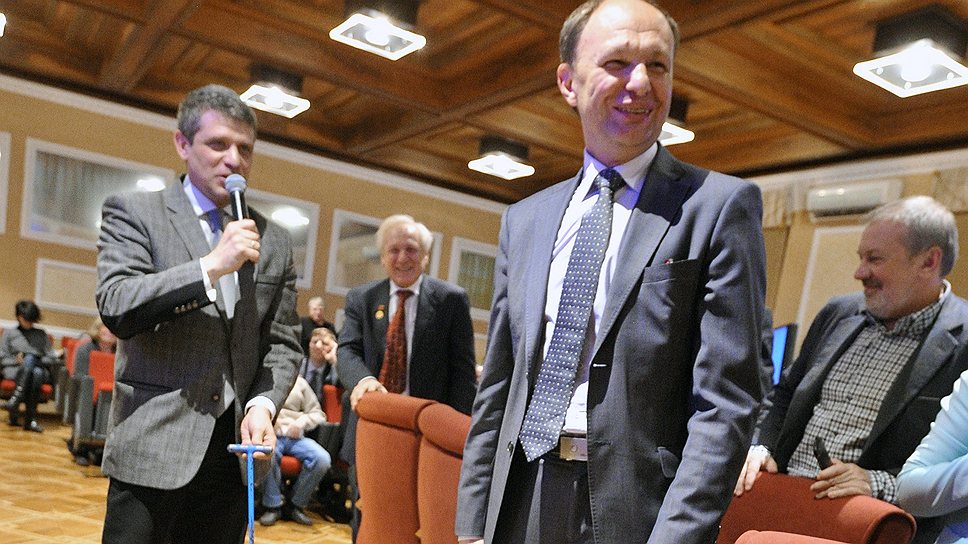 Руководитель Федерального агентства по печати и массовым коммуникациям, председатель Национального союза библиофилов Михаил Сеславинский (второй справа) во время встречи с друзьями в Литературной гостиной, посвященной передаче архивных материалов поэта и журналиста Алексея Суркова в Государственный литературный музей Роспечати