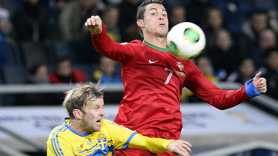 Форвард сборной Португалии Криштиану Роналду (№7), забивший в стыковых матчах все четыре мяча своей команды в ворота сборной Швеции, является главным претендентом на "Золотой мяч" 