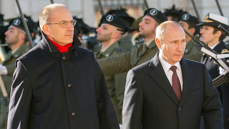 Председатель Совета министров Италии Энрико Летта (слева) и президент России Владимир Путин (справа) во время церемонии официальной встречи на площади Единства Италии в Триесте