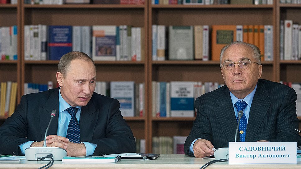Президент России Владимир Путин (слева) и ректор Московского государственного университета (МГУ) имени М.В.Ломоносова Виктор Садовничий (справа) на заседании попечительского совета МГУ имени М.В.Ломоносова 