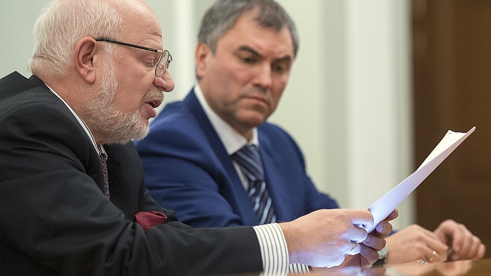 Председатель Совета при президенте России по развитию гражданского общества и правам человека Михаил Федотов (слева) и первый заместитель руководителя администрации президента России Вячеслав Володин (справа) на встрече правозащитников с президентом России Владимиром Путиным. Встреча прошла в Ново-Огарево