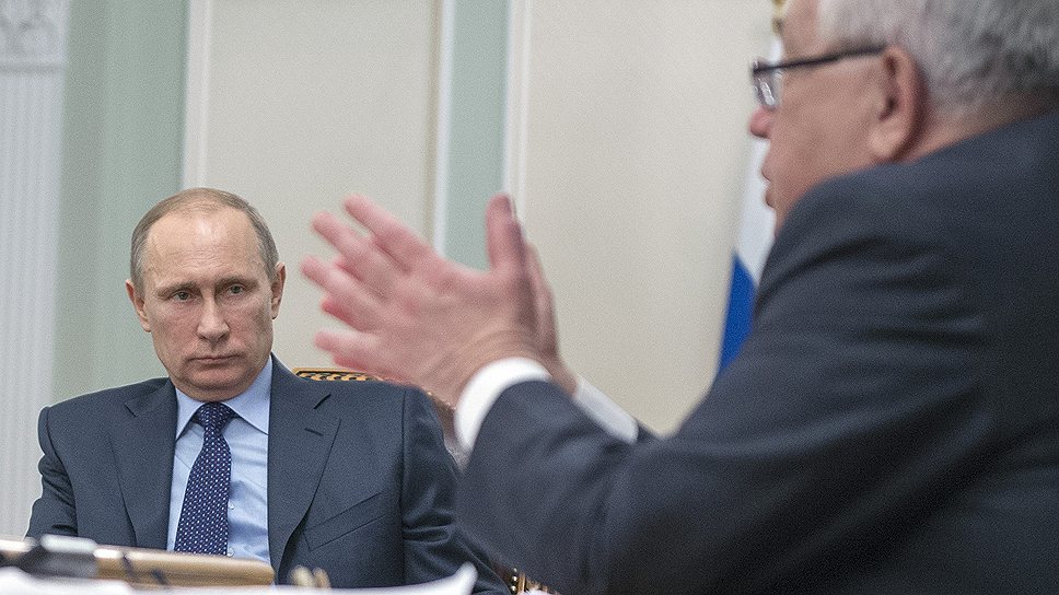 Президент России Владимир Путин (слева) и уполномоченный по правам человека в России, президент Параолимпийского комитета России Владимир Лукин (справа) во время встречи с правозащитниками в резиденции Ново-Огарево