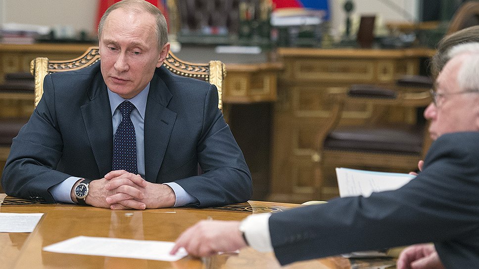 Президент России Владимир Путин (слева) и уполномоченный по правам человека в России, президент Параолимпийского комитета России Владимир Лукин (справа) во время встречи с правозащитниками в резиденции Ново-Огарево