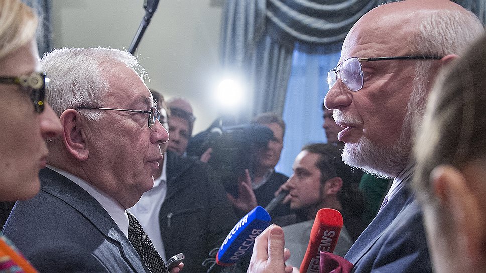 Общаясь с журналистами, председатель Совета по правам человека при президенте РФ Михаил Федотов (справа) и уполномоченный по правам человека Владимир Лукин (второй слева) продолжали искать консенсуса и друг с другом