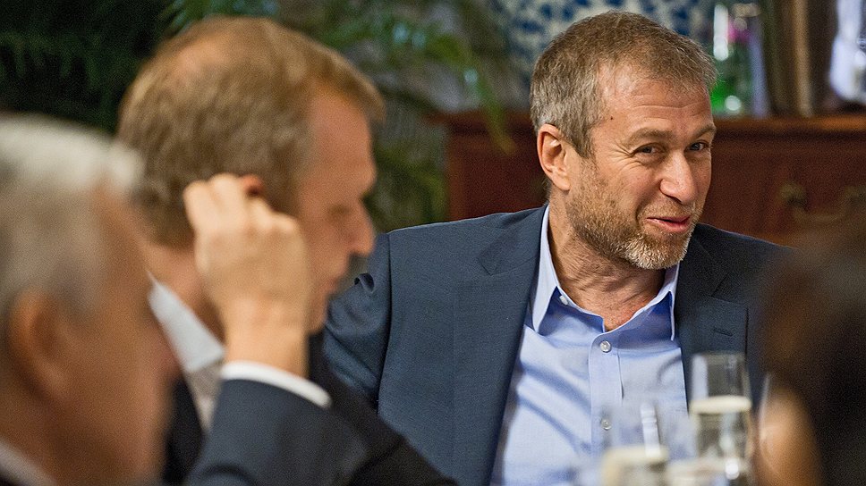 Руководитель департамента культуры города Москвы Сергей Капков (слева) и бизнесмен, президент ФК "Челси" (Лондон) Роман Абрамович (справа) на торжественном приеме в честь фестиваля современной хореографии "Context. Диана Вишнёва" в ресторане "Метрополь"