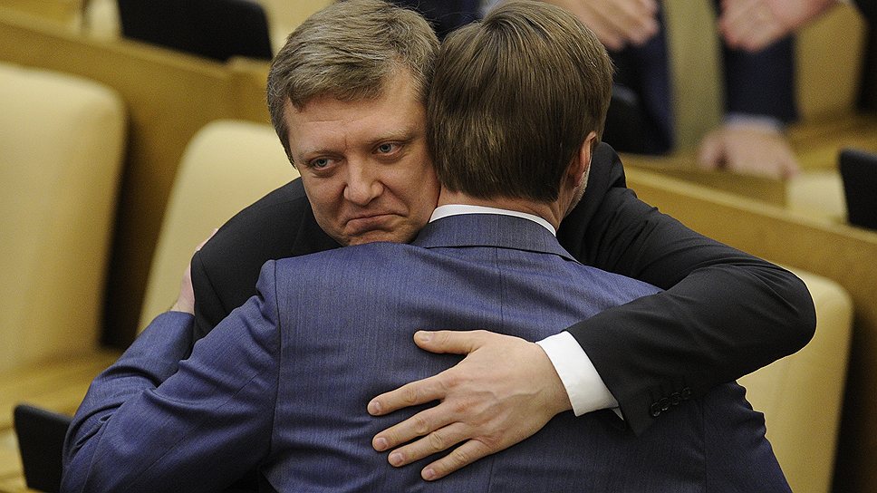 Заместитель председателя комитета Государственной думы (ГД) России по конституционному законодательству и государственному строительству Дмитрий Вяткин (слева) и заместитель председателя ГД Сергей Железняк (справа) во время заседания Госдумы