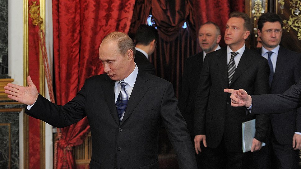 Президент России Владимир Путин, первый заместитель председателя правительства России Игорь Шувалов (второй справа) и министр энергетики России Александр Новак (справа)