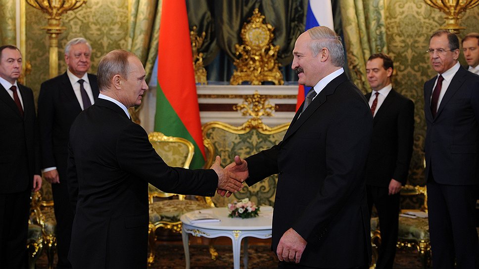 Премьер-министр Белоруссии Михаил Мясникович (второй слева), президент России Владимир Путин (третий слева), президент Белоруссии Александр Лукашенко (в центре), председатель правительства России Дмитрий Медведев (третий справа), министр иностранных дел России Сергей Лавров (второй справа), министр промышленности и торговли России Денис Мантуров (справа) во время заседания Высшего Государственного Совета (ВГС) Союзного государства в Кремле 