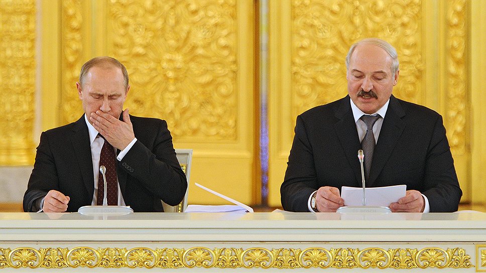 Президент России Владимир Путин (слева) и президент Белоруссии Александр Лукашенко (справа) во время заседания Высшего Государственного Совета (ВГС) Союзного государства в Кремле 