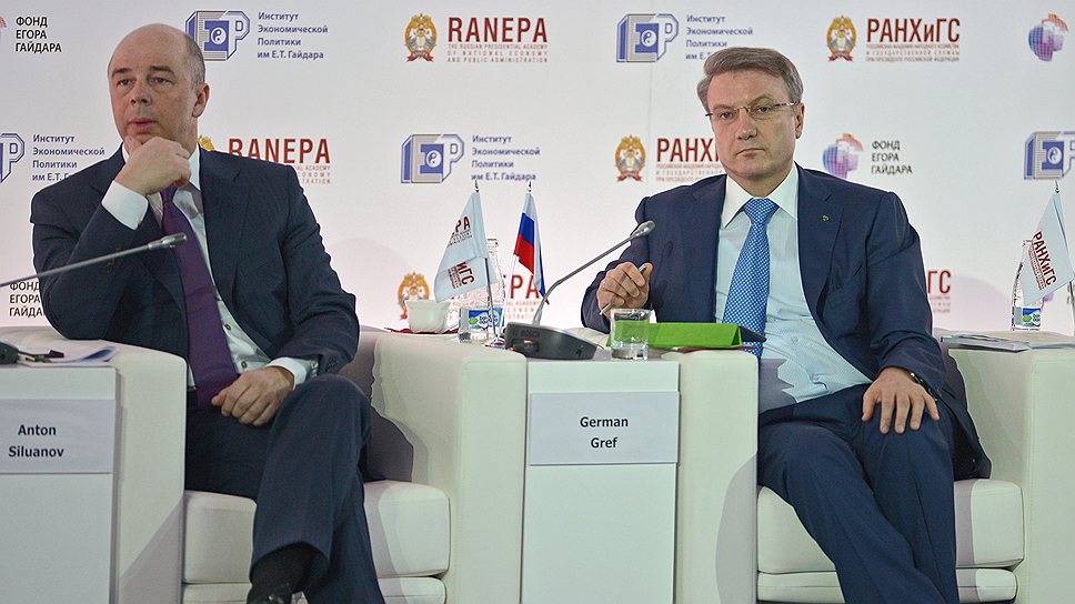 Ежегодная международная экономическая конференция — пятый Гайдаровский форум "Россия и мир: устойчивое развитие" в РАНХиГС. День первый. Министр финансов России Антон Силуанов (слева) и президент "Сбербанка России" Герман Греф (справа) во время форума