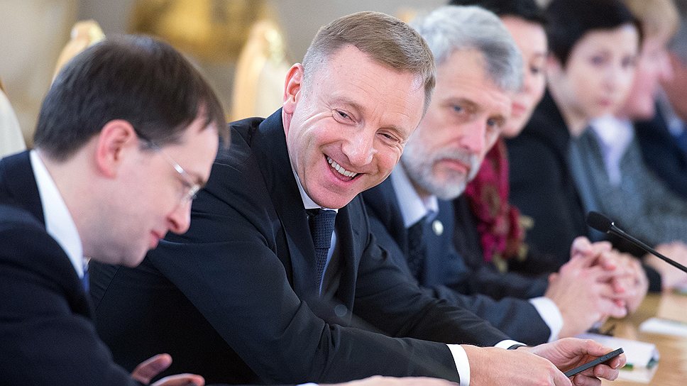 Министр культуры России Владимир Мединский (слева) и министр образования и науки России Дмитрий Ливанов (второй слева) на встрече президента России Владимира Путина с разработчиками концепции нового учебно-методического комплекса по отечественной истории. Встреча прошла в Кремле