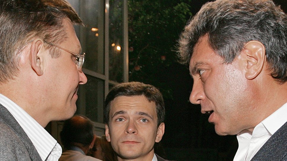 Вывод из бюро партии Ильи Яшина (в центре) является одним из условий, при котором "республиканцы" во главе с Владимиром Рыжковым готовы остаться в партии