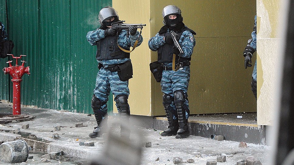 Украинским силовикам пришлось держать оборону у стадиона "Динамо" имени Лобановского  