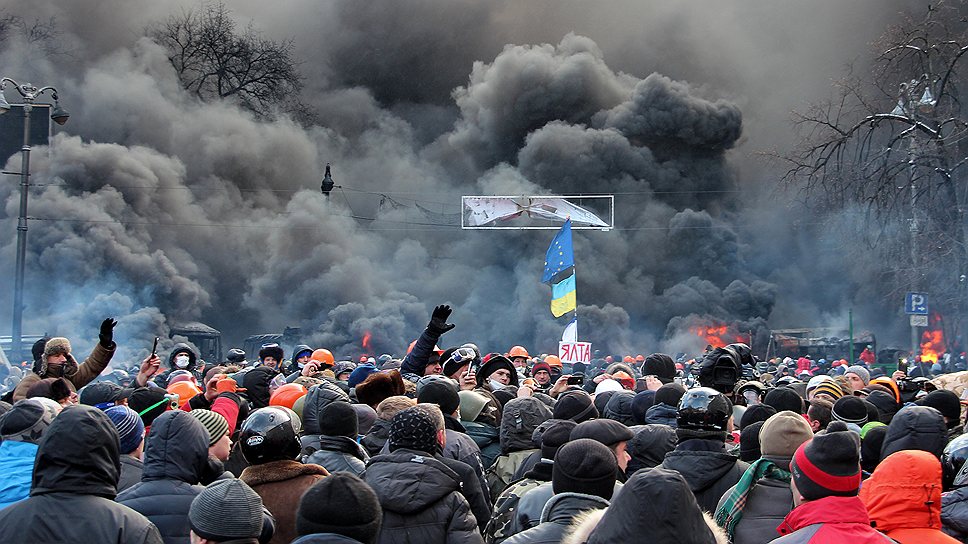 Дым от пылающих покрышек стал линией разделения противоборствующих сторон