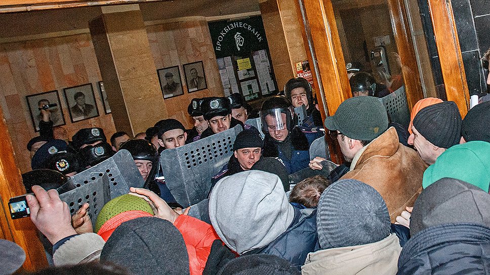 Мирные манифестации уже переросли в силовое противостояние с властями не только в Киеве, но и в целом ряде регионов Украины (на фото: протест в Ужгороде)