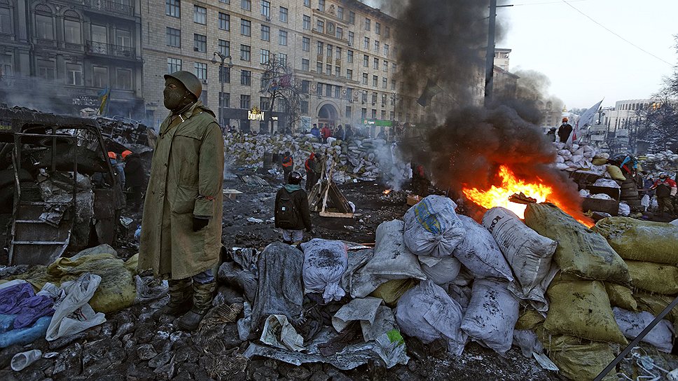 Евромайдан. Участники протестных акций на улице Грушевского у стадиона "Динамо" имени В.Лобановского