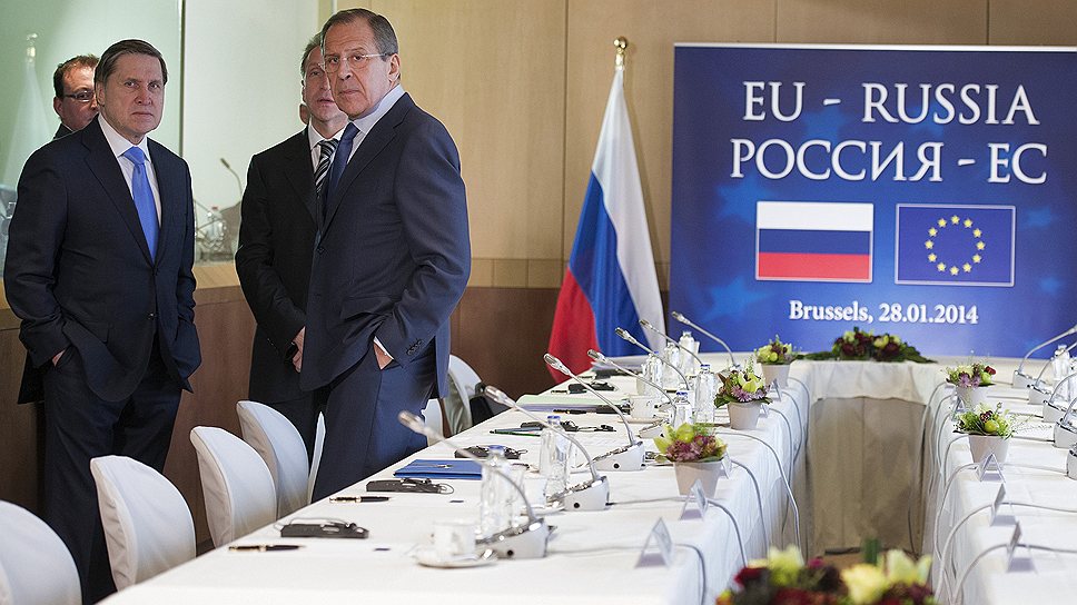 Первые полтора часа переговоров три главных члена российской делегации (Юрий Ушаков, Игорь Шувалов и Сергей Лавров) провели в разговорах друг с другом  