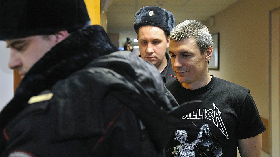 Подозреваемый в массовых беспорядках 6 мая на Болотной площади в Москве Артем Савелов перед началом заседания Замоскорецкого районного суда 