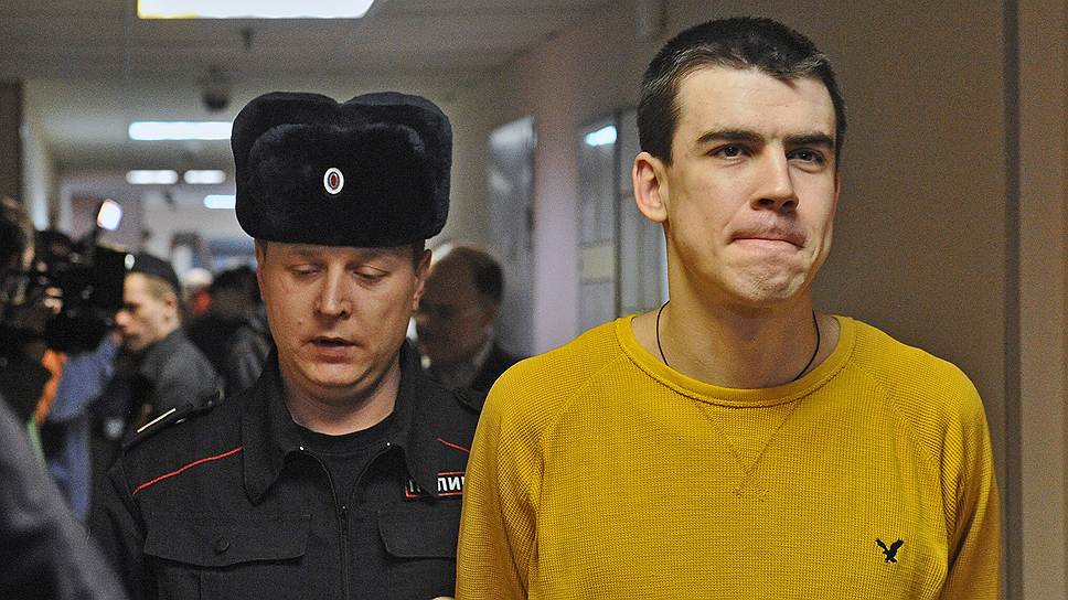 Подозреваемый в массовых беспорядках 6 мая на Болотной площади в Москве Денис Луцкевич перед началом заседания Замоскорецкого районного суда 