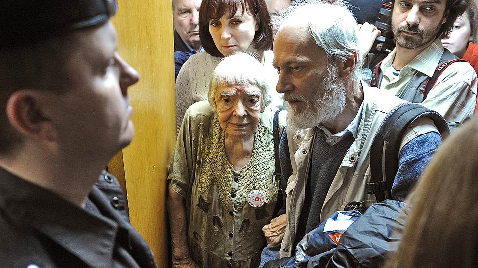 Председатель Московской Хельсинской группы Людмила Алексеева (в центре) перед началом слушаний по делу о беспорядках на Болотной площади 6 мая 2012 года в Замоскорецком районном суде 