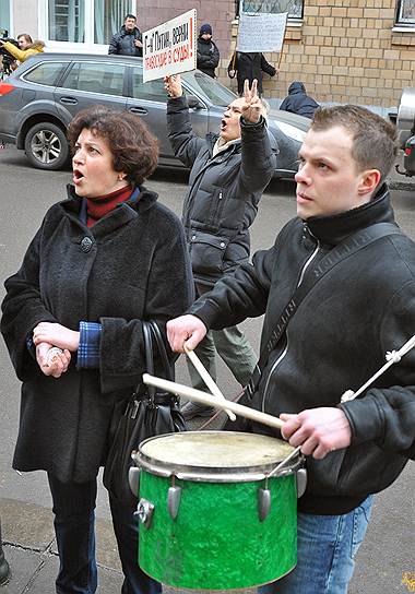 Слушания по делу о беспорядках на Болотной площади 6 мая 2012 года в Замоскорецком районном суде. Пикеты в поддержку обвиняемых в беспорядках на Болотной площади прошли у здания суда 