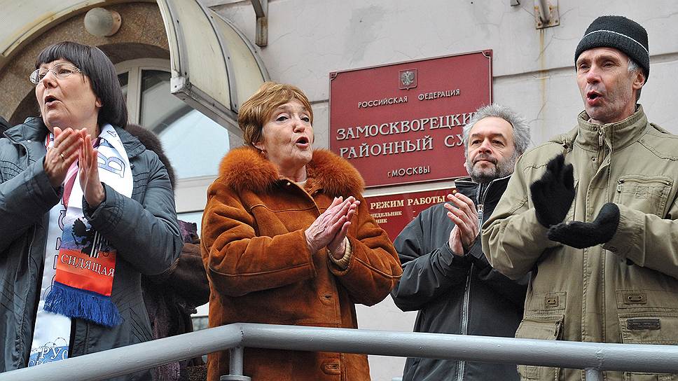 Слушания по делу о беспорядках на Болотной площади 6 мая 2012 года в Замоскорецком районном суде. Пикеты в поддержку обвиняемых в беспорядках на Болотной площади прошли у здания суда 
