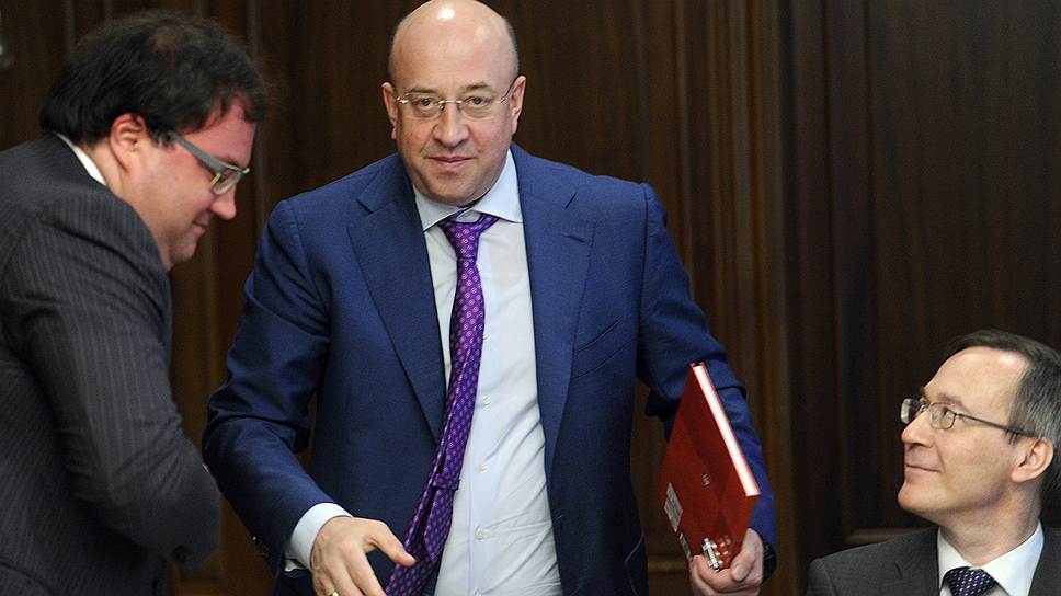 Председатель комитета Государственной думы России по конституционному законодательству и государственному строительству Владимир Плигин (в центре) 