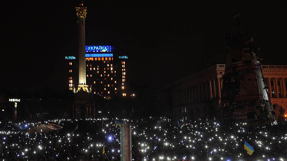 Сторонники оппозиции во время ночных акций на майдане Незалежности (площади Независимости) в Киеве 