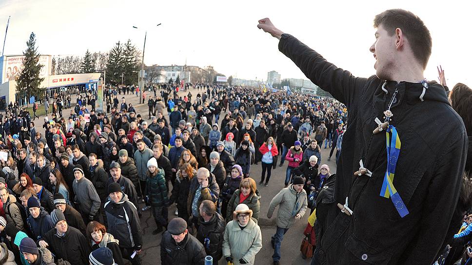 Харьков. Сторонники оппозиции во время митинга. Митинг прошел на бульваре Академика Юрьева 